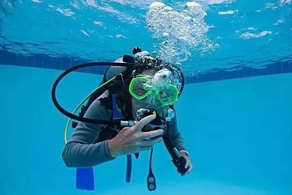 手机流量消軞太快怎么回事？交了50话费，不到两天就没流量了？